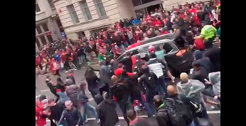Tras tragedia en festejo del Liverpool, habilitan asistencia para mexicanos