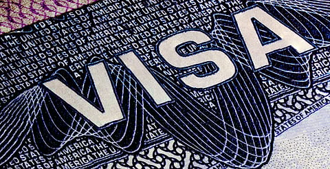 Suspende Trump nuevas entrevistas de visa para estudiantes