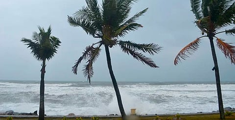 Se forma baja presión frente a Michoacán; alertan de posible ciclón