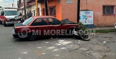 Un adolescente muerto y otro herido al chocar su motocicleta contra un auto, en Tangancícuaro