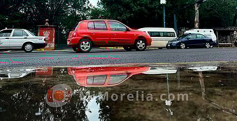 Durante lluvias intensas, Policía Morelia auxilia hasta 14 unidades varadas