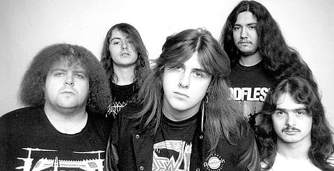 Napalm Death la incluyó en el álbum Scum, un pilar del género grindcore