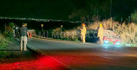 Hombre muere al volcar sobre la carretera Morelia-Maravatío