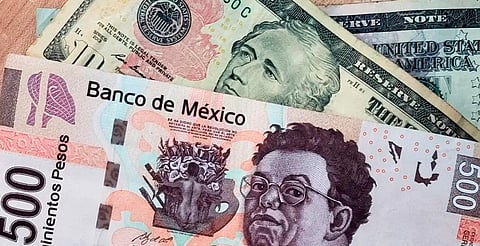 Peso mexicano se deprecia tras ofensiva israelí; petróleo se dispara 10%
