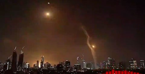 La defensa aérea interceptó numerosos proyectiles, mientras que algunas explosiones parecieron corresponder a interceptaciones 