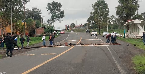 Estudiantes bloquean la Zacapu-Morelia por demanda de clases en la UIIM