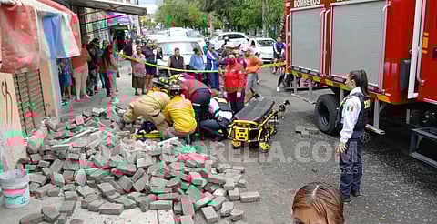 Mujer de 50 años de edad y otra de 17, las heridas tras caerles tabicones en Morelia