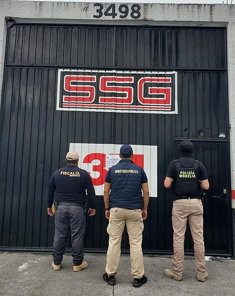 Aseguran vehículo y autopartes robados mediante cateo en taller de hojalatería en Morelia