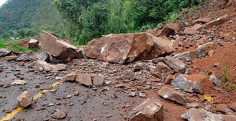Derrumbe bloquea tramo carretero Morelia-Huajúmbaro 