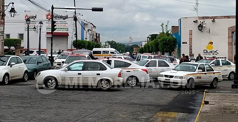 Taxistas bloquean calles del centro de Morelia por presunto hostigamiento de autoridad