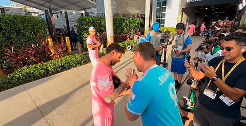 Conductor de TUDN se tatúa firma de Messi en el Mundial de Clubes 2025 [VIDEO]