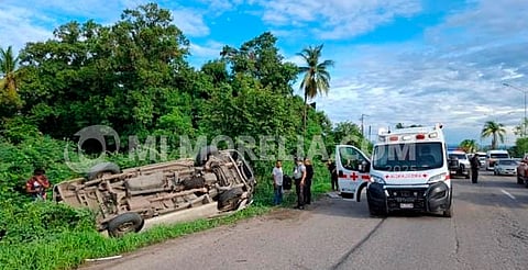 Combi vuelca tras choque con tráiler en Lázaro Cárdenas; hay 9 personas heridas