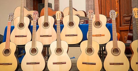 Secum entrega 100 guitarras a Sahuayo para conformar su Orquesta Municipal