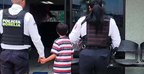 Policía de Morelia rescata a niño extraviado en mercado de abastos; fiscalía toma el caso