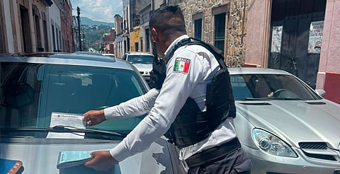Policía Morelia sancionan autos mal estacionados en calle Virrey de Mendoza en Morelia