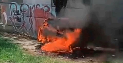 Arde choza de madera a la orilla de la cuneta central de libramiento de Morelia 