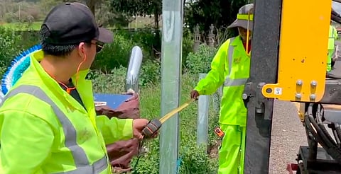 Se colocan nuevas barreras de protección metálicas como parte del programa federal de señalamiento