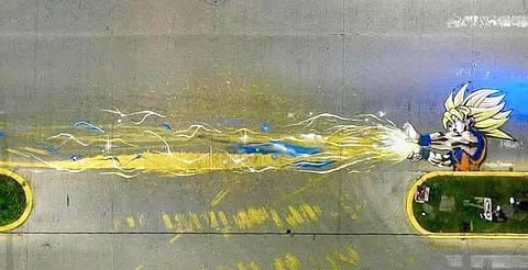El arte urbano transforma errores en mensajes visuales