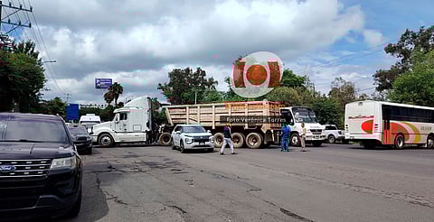 Con al menos 7 vehículos retenidos, comunidad de Cherán bloquea libramiento de Morelia