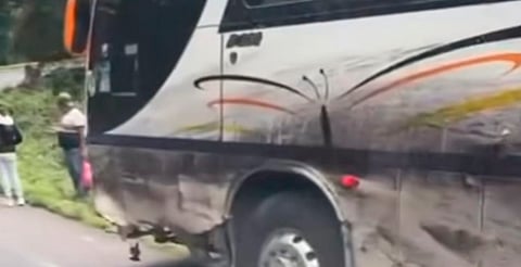 Choque entre camioneta y autobús deja 2 heridos en la región de Pátzcuaro 