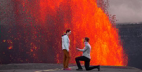 ¡Sí, acepto! Le propone matrimonio frente a un volcán en erupción