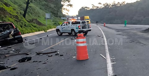 Preliminar: camioneta con cortadores de aguacate choca en la Siglo XXI; hay 6 fallecidos