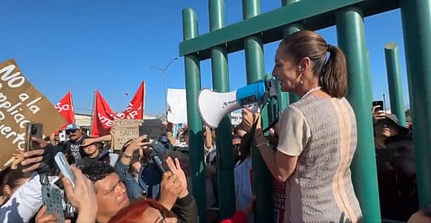 Con megáfono en mano, Sheinbaum enfrenta protesta por megapuerto en Ensenada