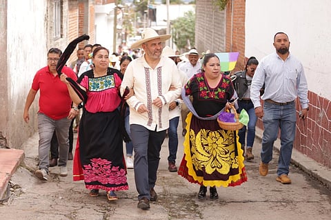 Respaldo total a autonomía de las comunidades de Crescencio Morales y Jarácuaro: Bedolla