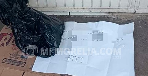 Abandonan cabeza de cerdo con cartulina frente a escuela de Uruapan