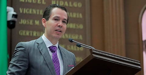 Busca establecer límites claros al gasto corriente municipal y priorizar la inversión en obra pública y servicios esenciales