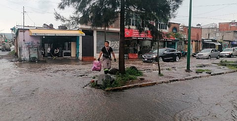 Lluvia inunda principales avenidas de Morelia; brigadas entran en acción