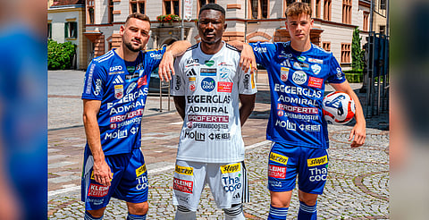 El uniforme incluye logos en camiseta, short y medias