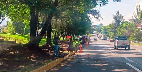 Limpian cunetas en el Periférico de Morelia para evitar encharcamientos