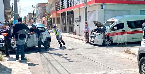 Combi y dos vehículos protagonizan choque en la colonia Adolfo López Mateos de Morelia