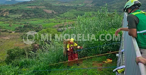 Cae a barranco cerca del Rastro Municipal de Tacámbaro; lo salvan a tiempo