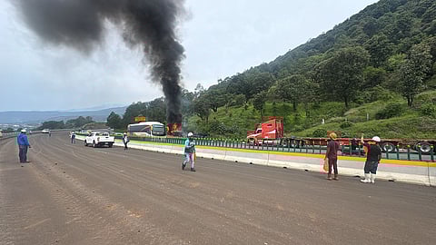 Cierre vial en autopista Pátzcuaro-Uruapan por incendio de tractocamión tras choque
