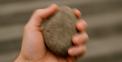 Michoacán: por no compartir su religión, apedrearon a su familiar; FGE ya los investiga