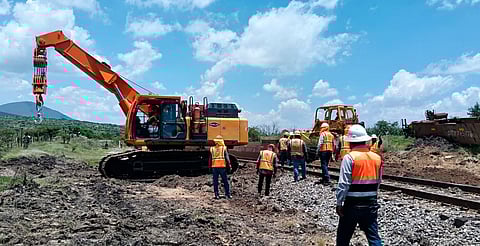 SSP y Defensa resguardan tren descarrilado, en Maravatío