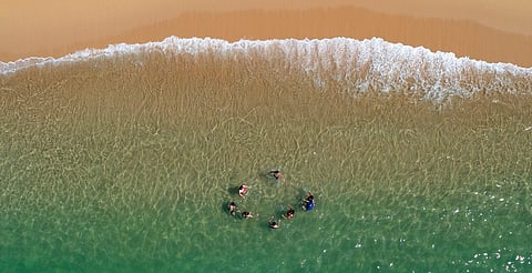 Playas michoacanas, limpias y aptas para vacacionar: Bedolla
