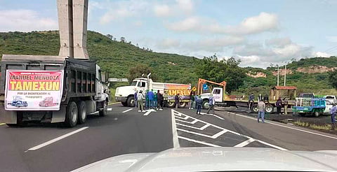 Bloquean transportistas la Pátzcuaro-Cuitzeo a la altura de Copándaro