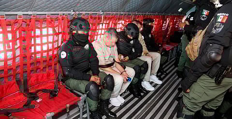 Trasladan 60 reos de alto perfil a penales federales para frenar crimen desde prisión