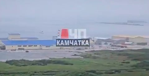 Tsunami arrasa fábrica en Rusia tras sismo de 8.7 grados [VIDEO]