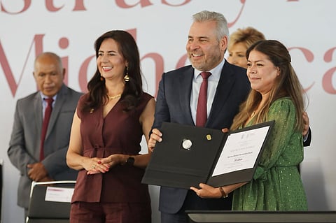Con los maestros todo; suman más de 90 quincenas de pagos puntuales: Bedolla