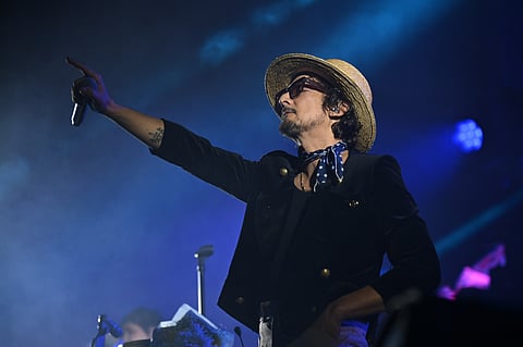 León Larregui explota contra aerolínea francesa y causa revuelo en redes