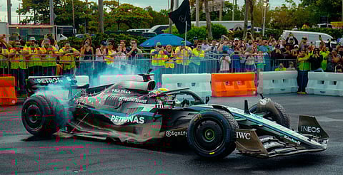 Bad Bunny lleva la F1 a Puerto Rico; piloto mexicano conduce el Mercedes-AMG en histórica exhibición