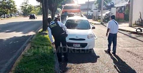 Auto se sube a camellón en libramiento de Morelia; no hay heridos 
