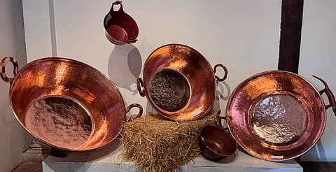 Con la venta de sus obras, los maestros del metal apoyan la economía de sus familias, asegurando la continuidad de esta herencia cultural