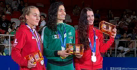 Laura Burgos logra bicampeonato mundial en muaythai en Chengdu 2025