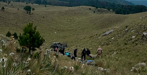 Vuelca camioneta con turistas que subían al Nevado de Toluca; reportan varios lesionados