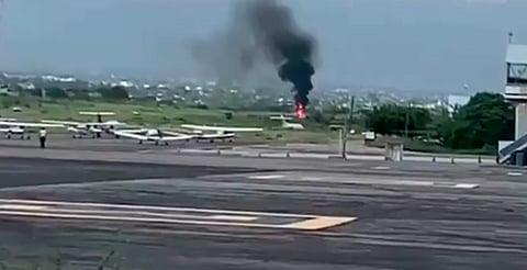 Avioneta se estrella en aeropuerto de Cuernavaca; hay dos heridos 